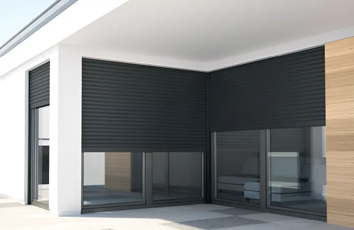 Moderne Fensterfront mit anthrazitfarbenen Rollläden an einem zeitgenössischen Wohnhaus