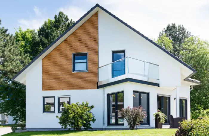 Modernes Einfamilienhaus mit anthrazitfarbenen Fenstern und bodentiefer Fensterfront